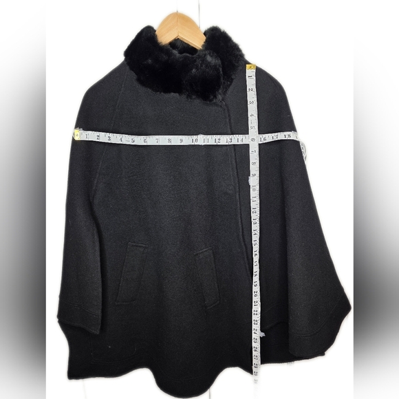 Short Black Wool Blend Cape With Rex Rabbit Fur Collar. Small - Picture 11 of 13
